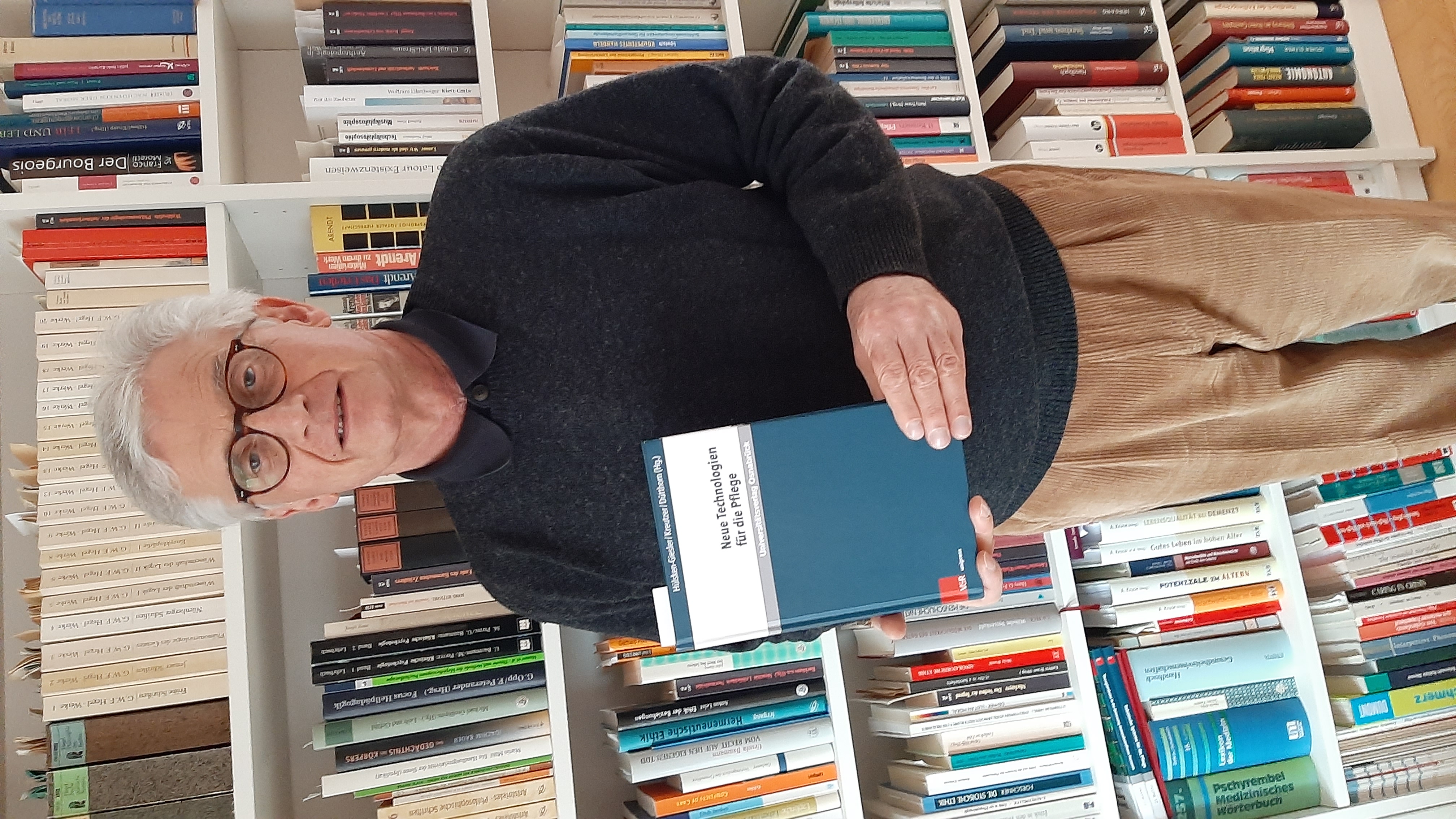Hartmut Remmers hält den neuen Band der Reihe Pflegewissenschaft und Pflegebildung. Hartmut Remmers hält den neuen Band der Reihe Pflegewissenschaft und Pflegebildung.