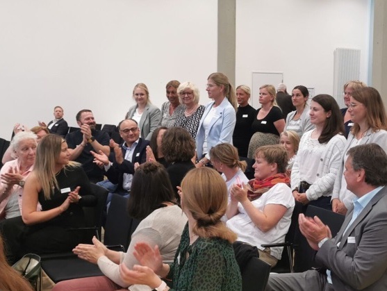 Publikum auf der Veranstaltung applaudiert den Case-Managerinnen. Copyright: Gesundheitsregion EUREGIO Publikum auf der Veranstaltung applaudiert den Case-Managerinnen. Copyright: Gesundheitsregion EUREGIO